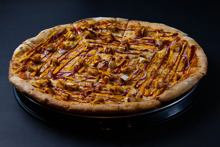Pizza de pollo con cheddar y salsa barbacoa