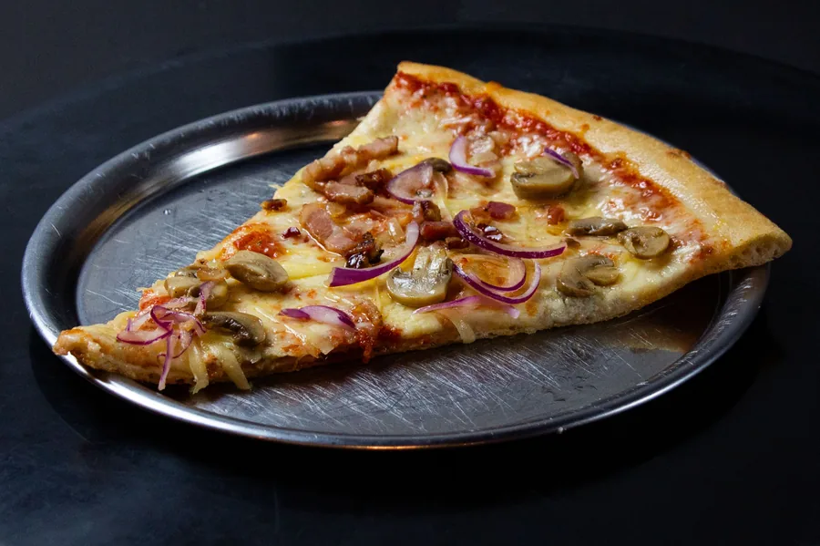 Porción con panceta, champiñones y cebolla morada