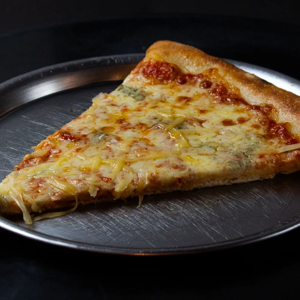Porción de muzzarella con placa de promoción