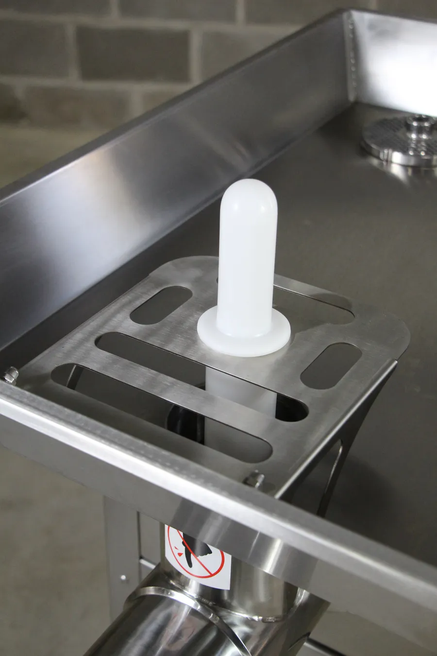 Tolva y empujador de acero inoxidable de la Picadora M42 en planta — EMMSA Inoxidables
