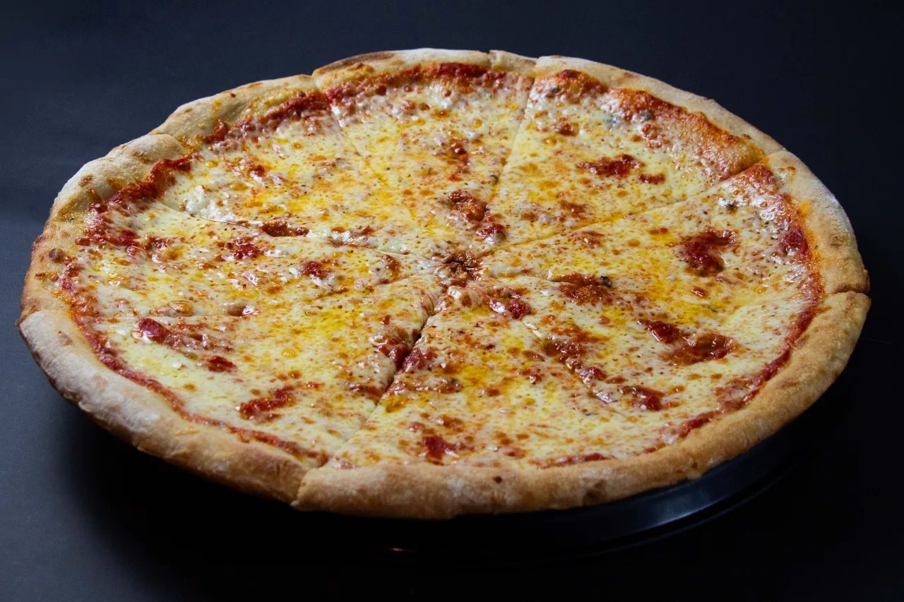 Pizza entera de muzzarella de Yummers sobre fondo oscuro — fotografía gastronómica