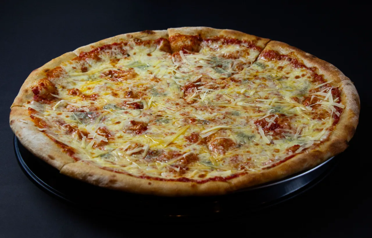 Pizza cuatro quesos — fotografía gastronómica