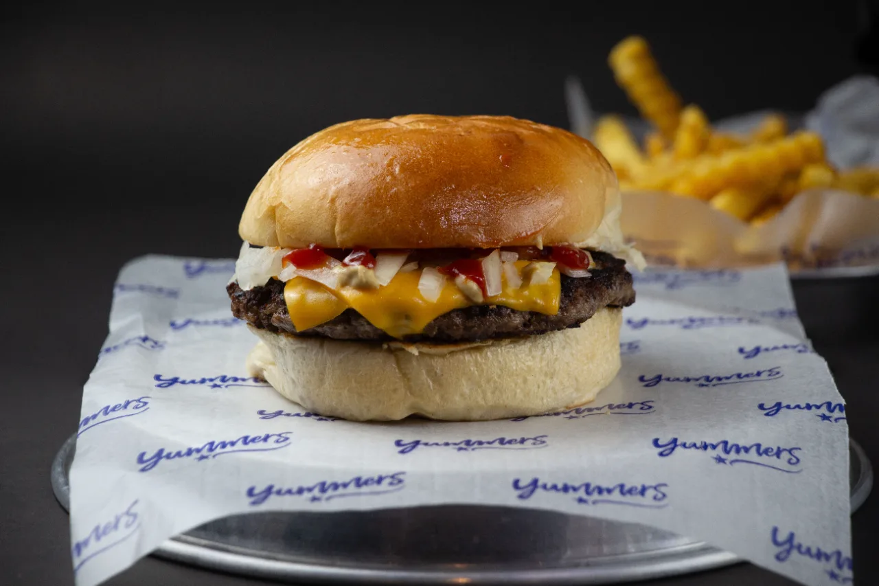 Cheeseburger — fotografía gastronómica para Yummers