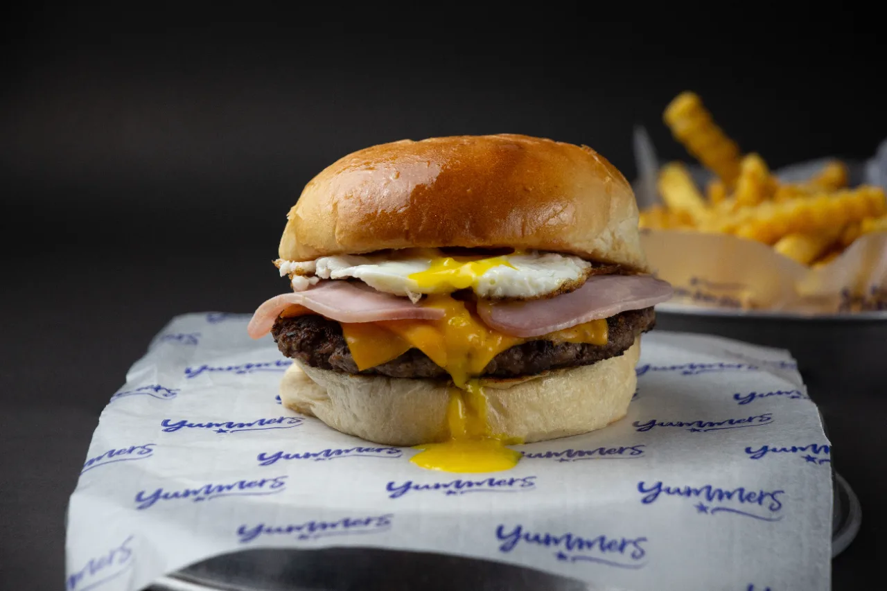 Hamburguesa completa con jamón y huevo — Yummers